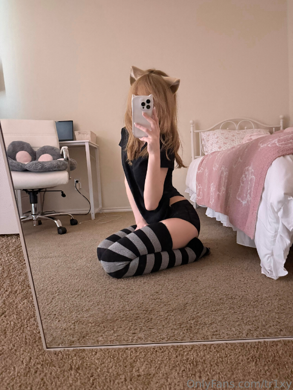 tr1xxy sitting for a mirror photo